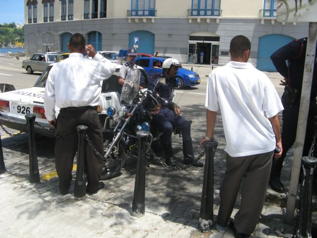 motard de la police cubaine