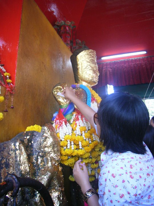 Lopburi : feuilles d'or en offrande