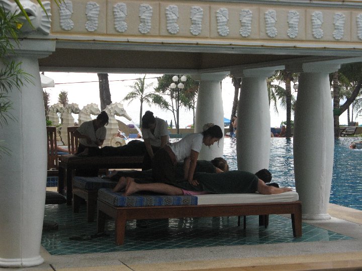 Graceland resort et spa: massages  la piscine
