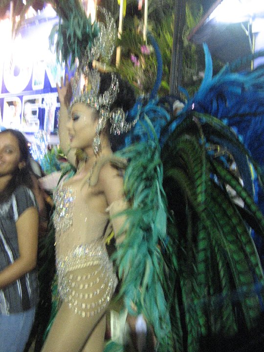 en plumes au http://www.marcarine.be/voyages/Thailande_circuit/79.Ladyboys/index.php